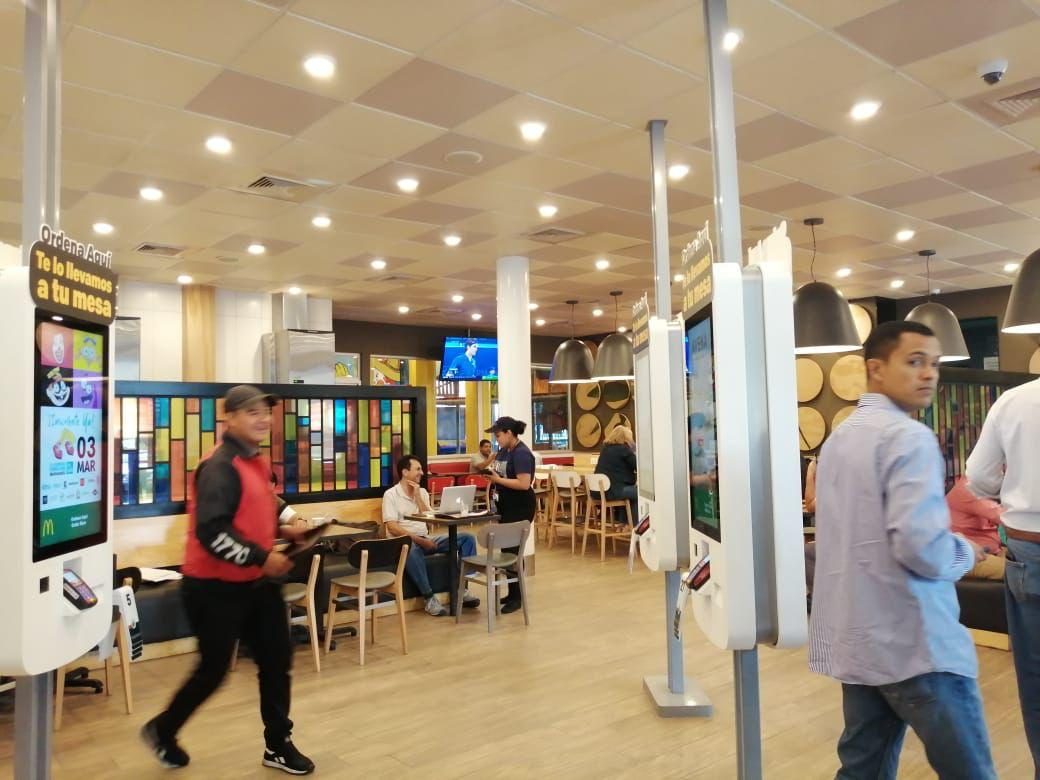 Levantamiento de datos de Duble Estudio en el área de comidas de un centro comercial