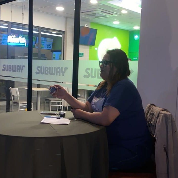 Encuestadora de Duble Estudio en su punto de medición dentro de un centro comercial