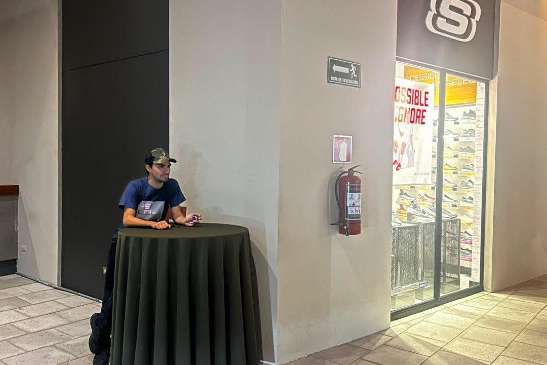 Encuestador de Duble Estudio en su punto de conteo dentro de un centro comercial