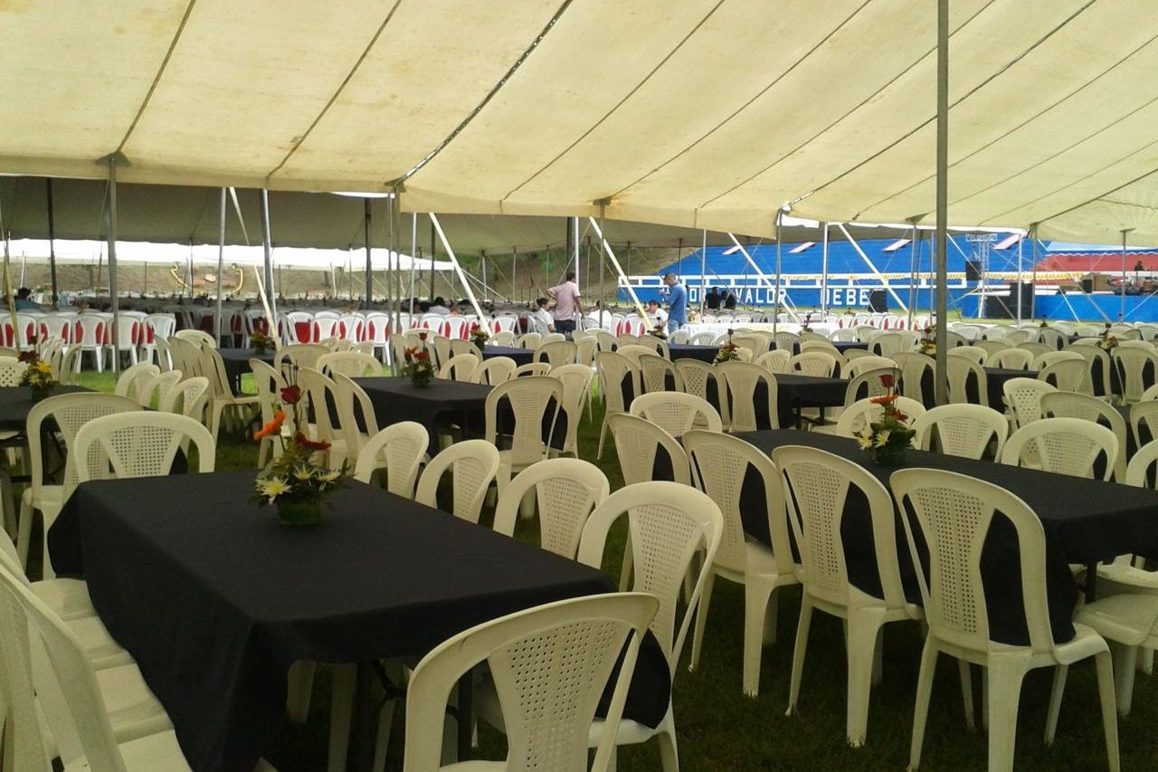 Montaje de un evento corporativo producido por Duble Estudio, con carpa y mesas servidas